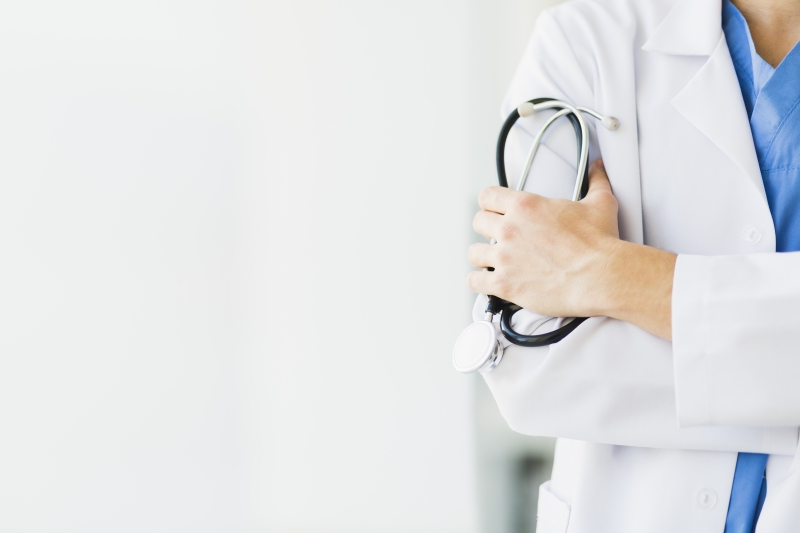 prothesiste-SALERNES-min_doctor-physician-white-coat-uniform-medical-assistant-stethoscope-1571983-pxhere.com